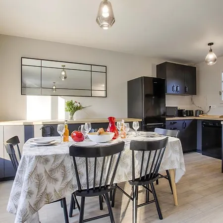 Maison Velo Piscine Tennis 別荘